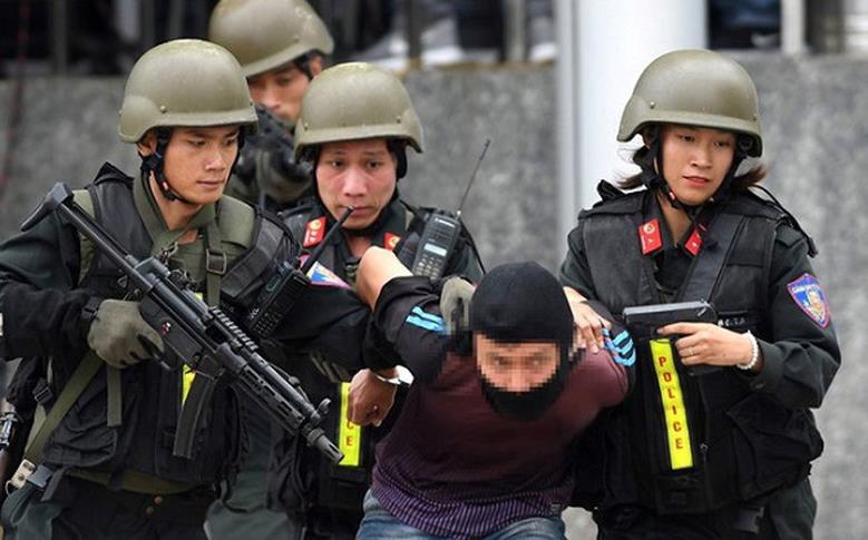 Canh sat nem 2 qua no cuu con tin trong Landmark 81 hinh anh