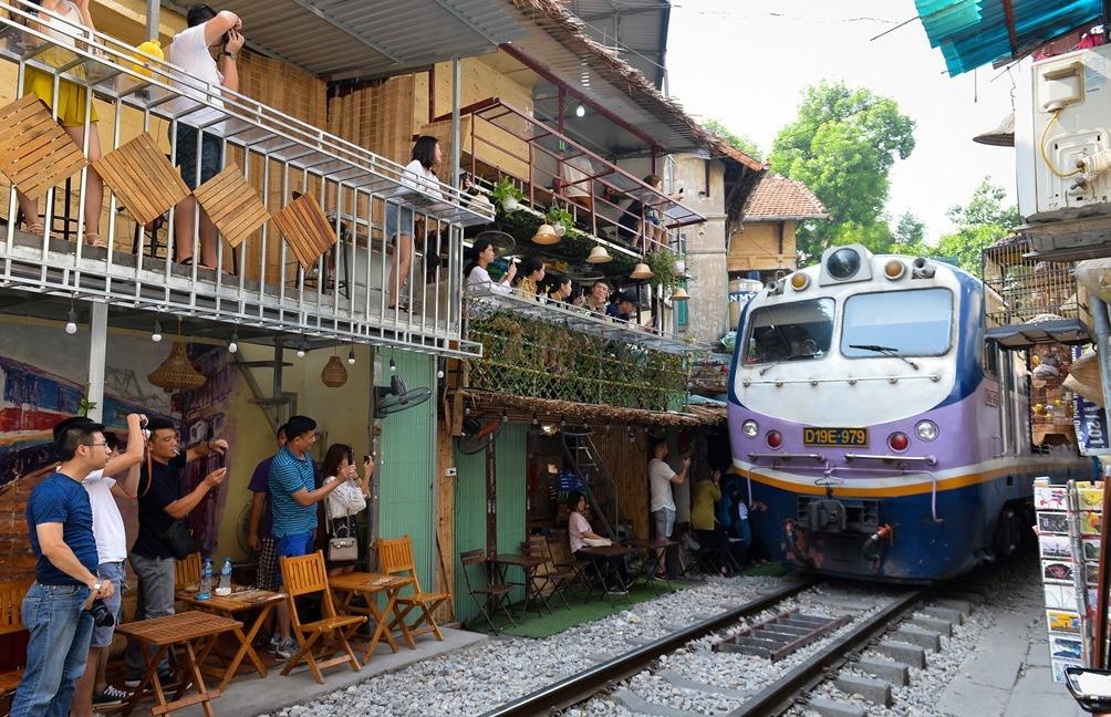 Xem xet kien nghi cua nguoi dan pho ca phe duong tau hinh anh