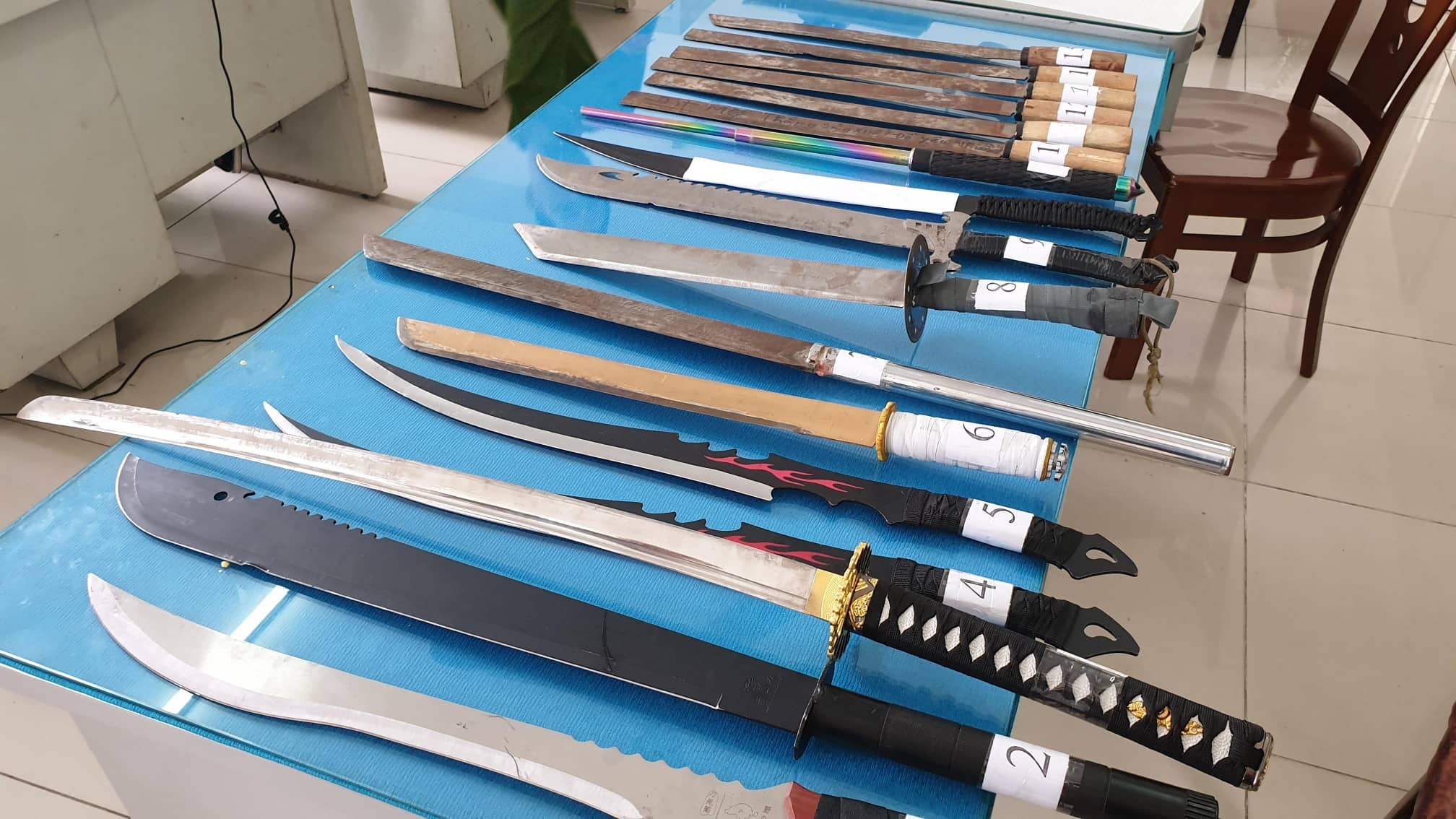 Hang chuc thanh nien hon chien o TP.HCM hinh anh