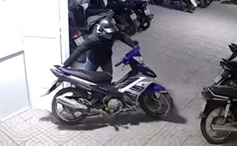 Ke trom lay xe may truoc mat kho chu hinh anh