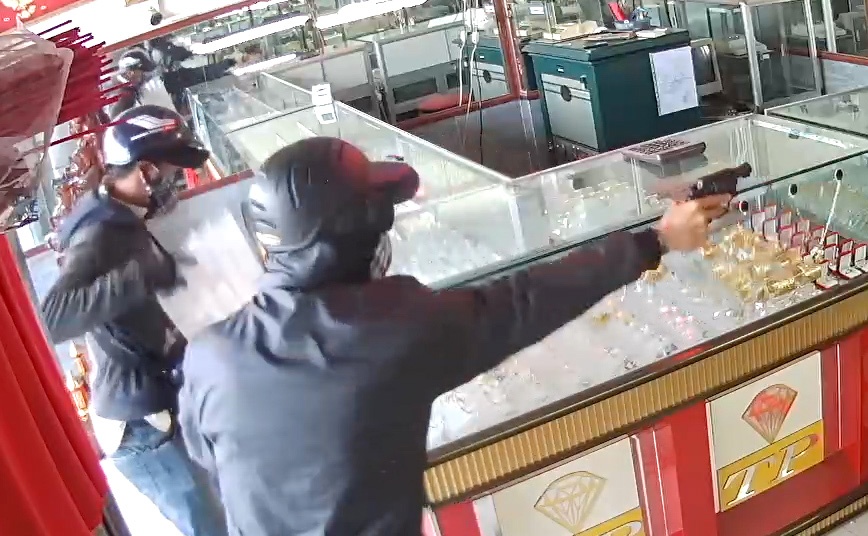 'Ten cuop nham thang vao toi no sung' hinh anh