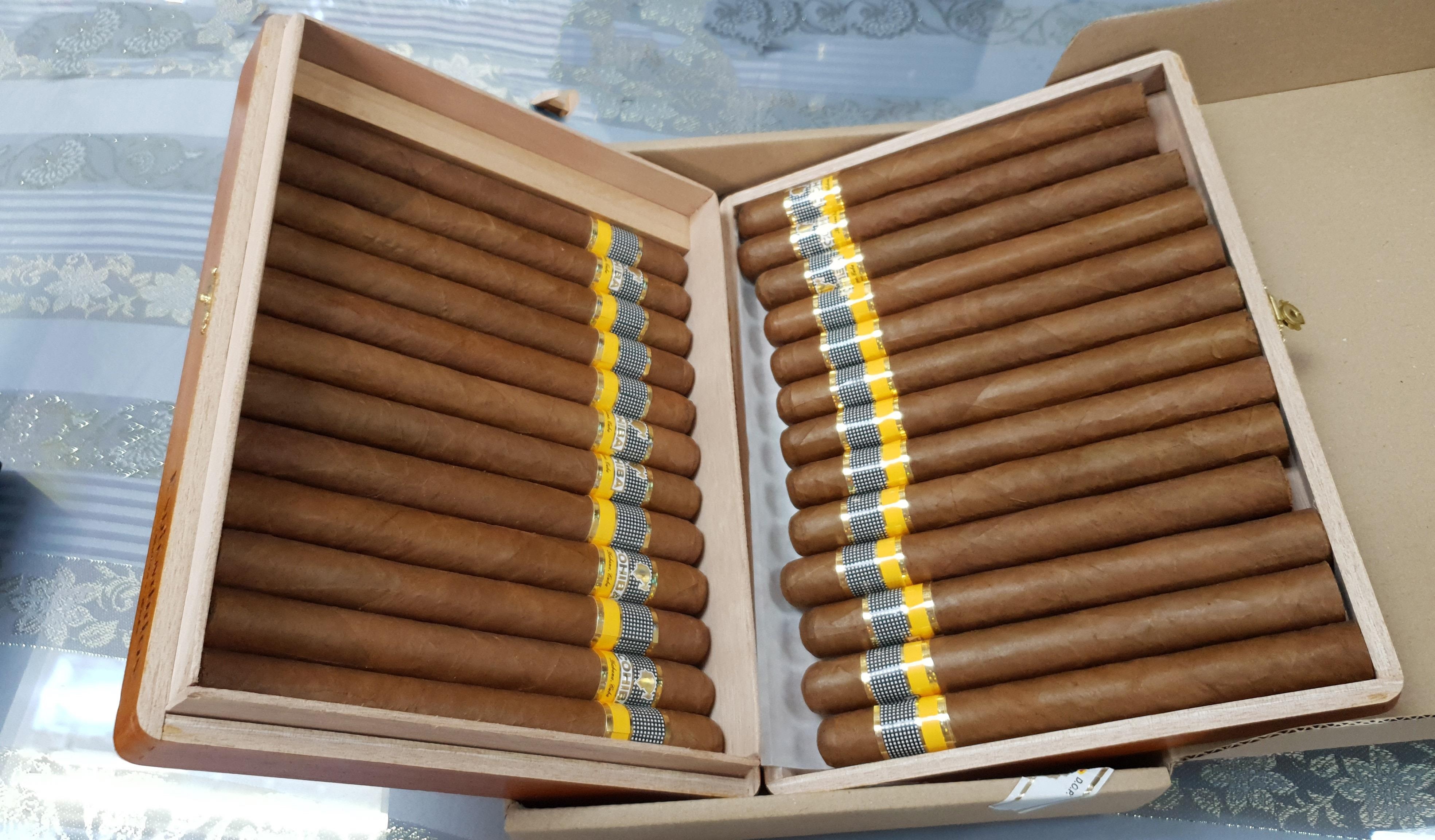 Gan 2.500 dieu xi ga Cuba nhap lau qua cua khau Tan Son Nhat hinh anh