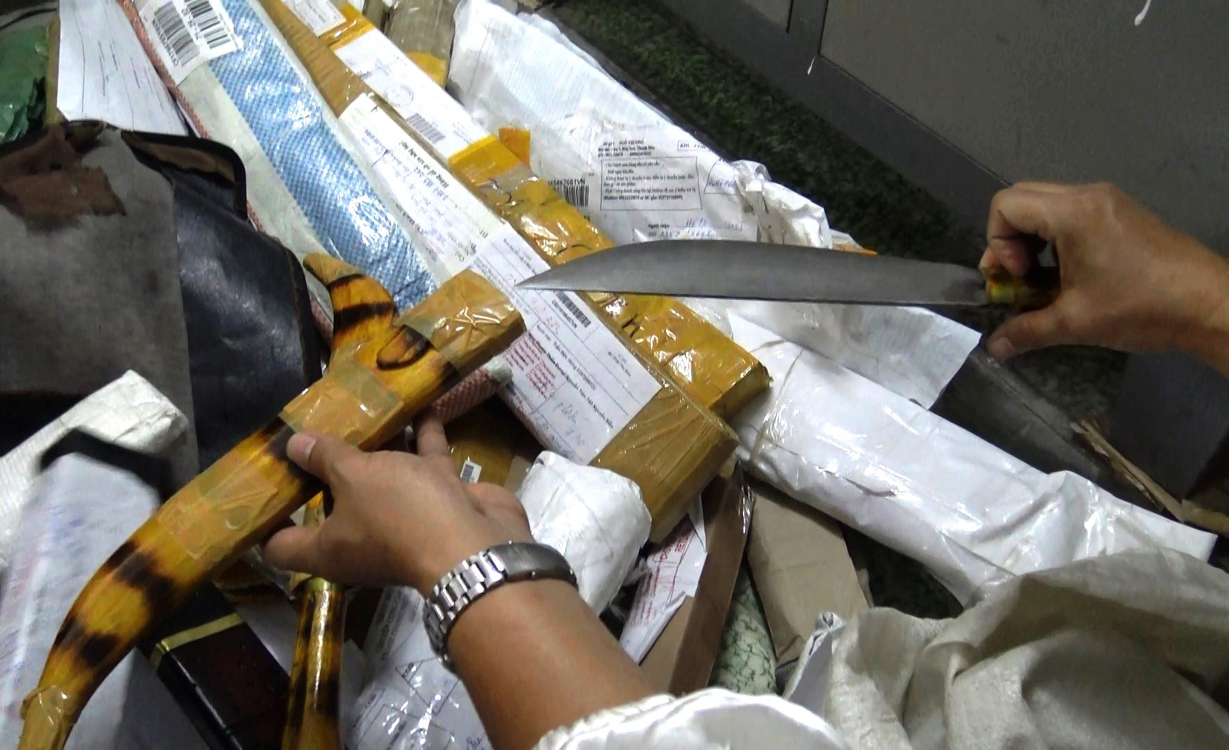 Phat hien hon 1.000 kiem Nhat, sung ban dan cao su hinh anh