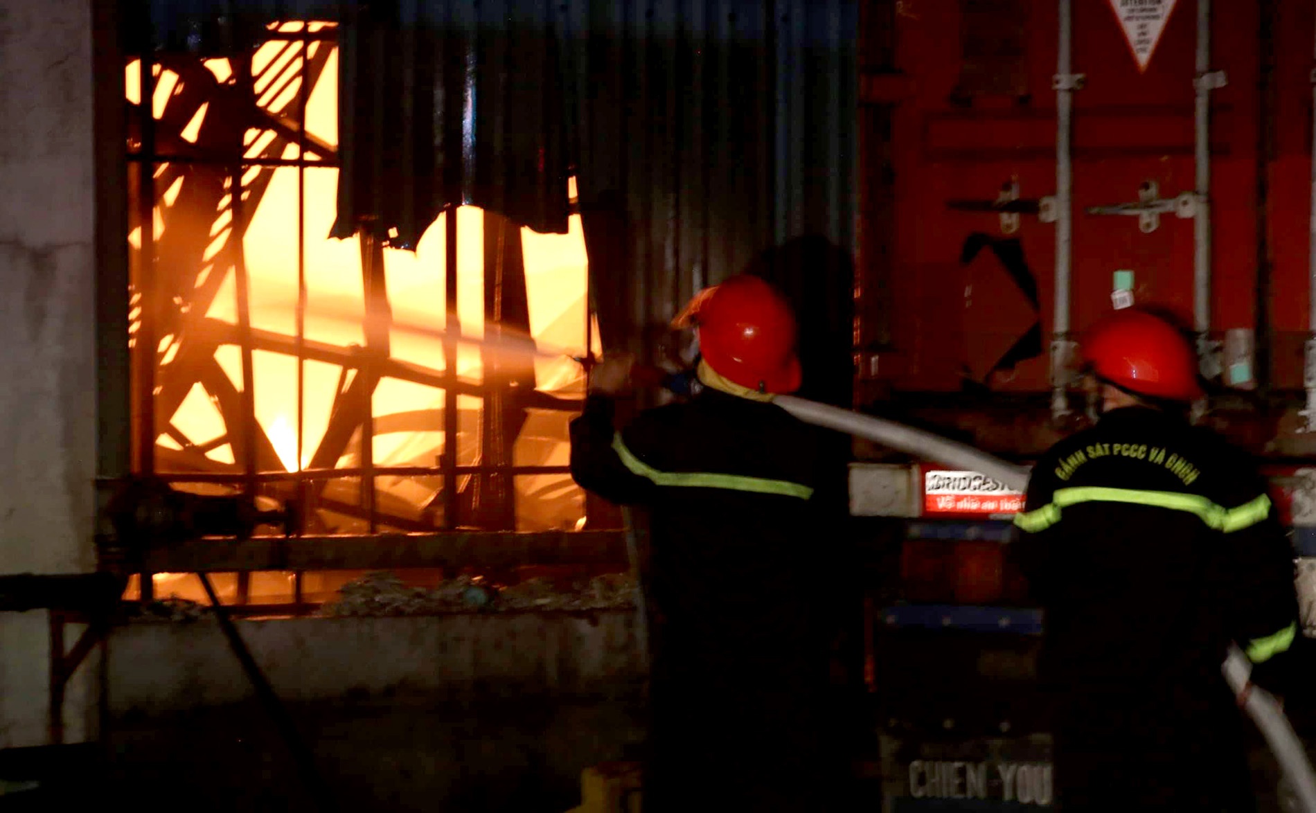 Lua thieu rui cong ty san xuat tam lop PVC hinh anh