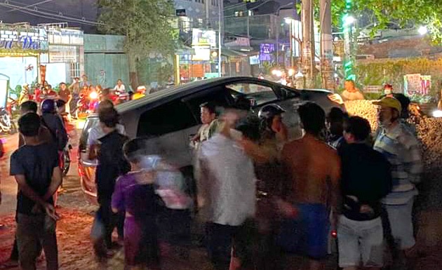 Tai xe oto o TP.HCM tu vong sau khi trung dan hinh anh