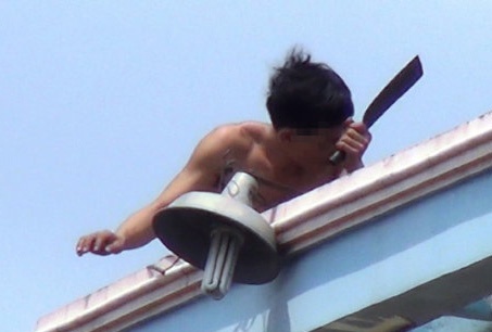 Nguoi dan ong nghi ngao da cam dao co thu trong nha dan hinh anh