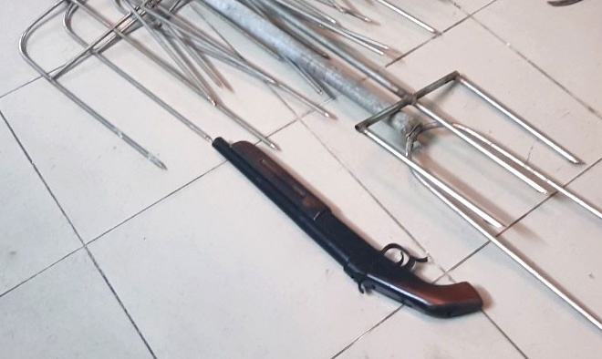 Canh sat thu giu hang chuc dao, sung tu che o TP.HCM hinh anh