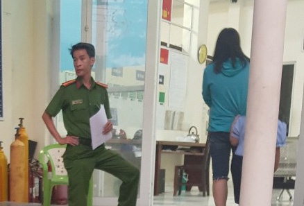 Cha duong doa nem con gai cua vo xuong song Sai Gon hinh anh