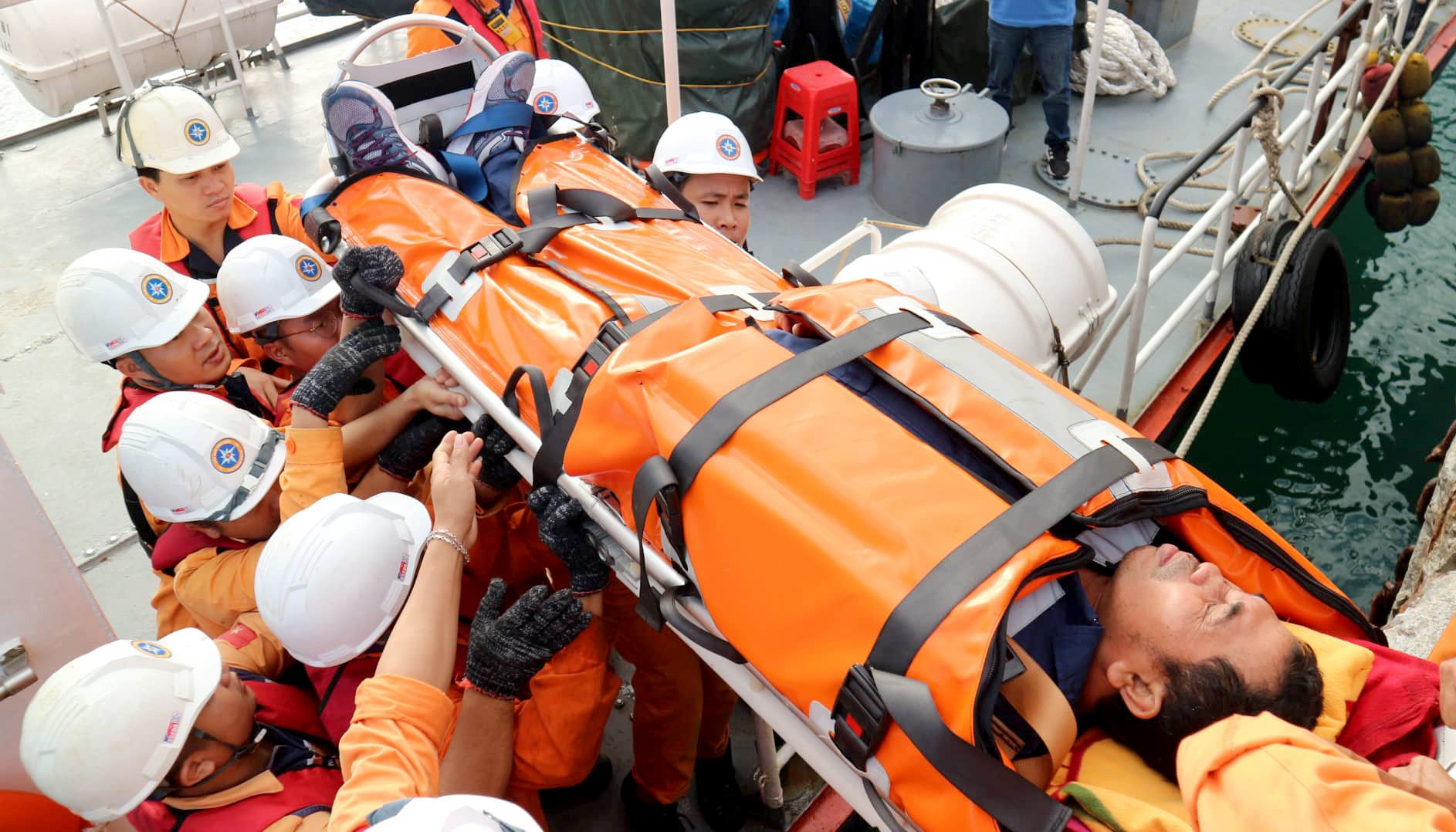 Cuu thuyen vien nguoi Indonesia xuat huyet nao tren bien hinh anh