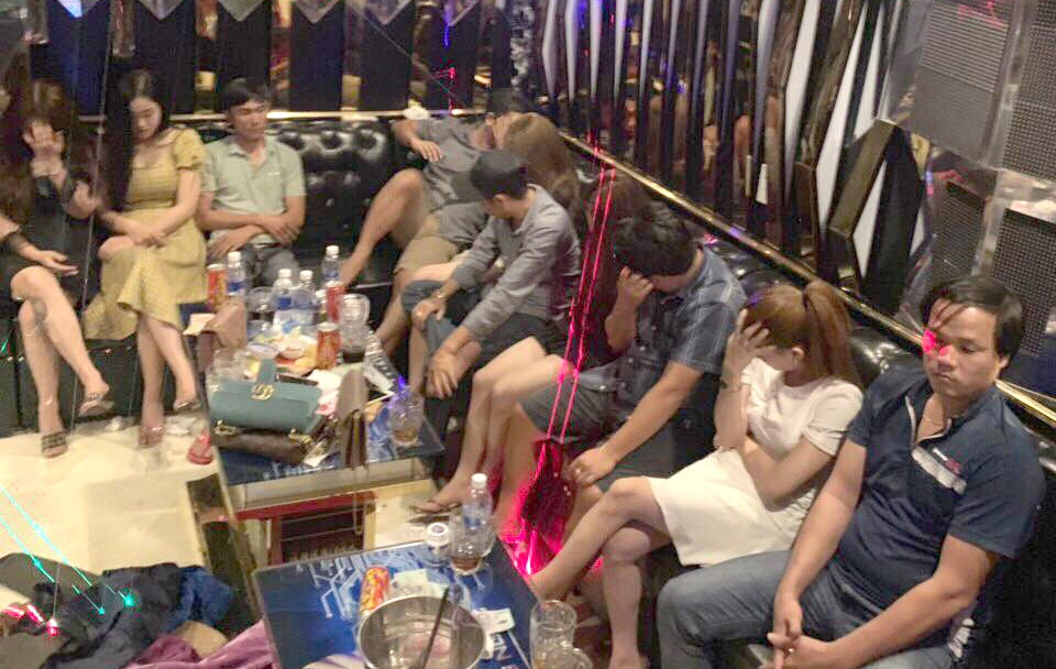 Hon 20 khach du tiec ma tuy trong quan karaoke 'chui' hinh anh