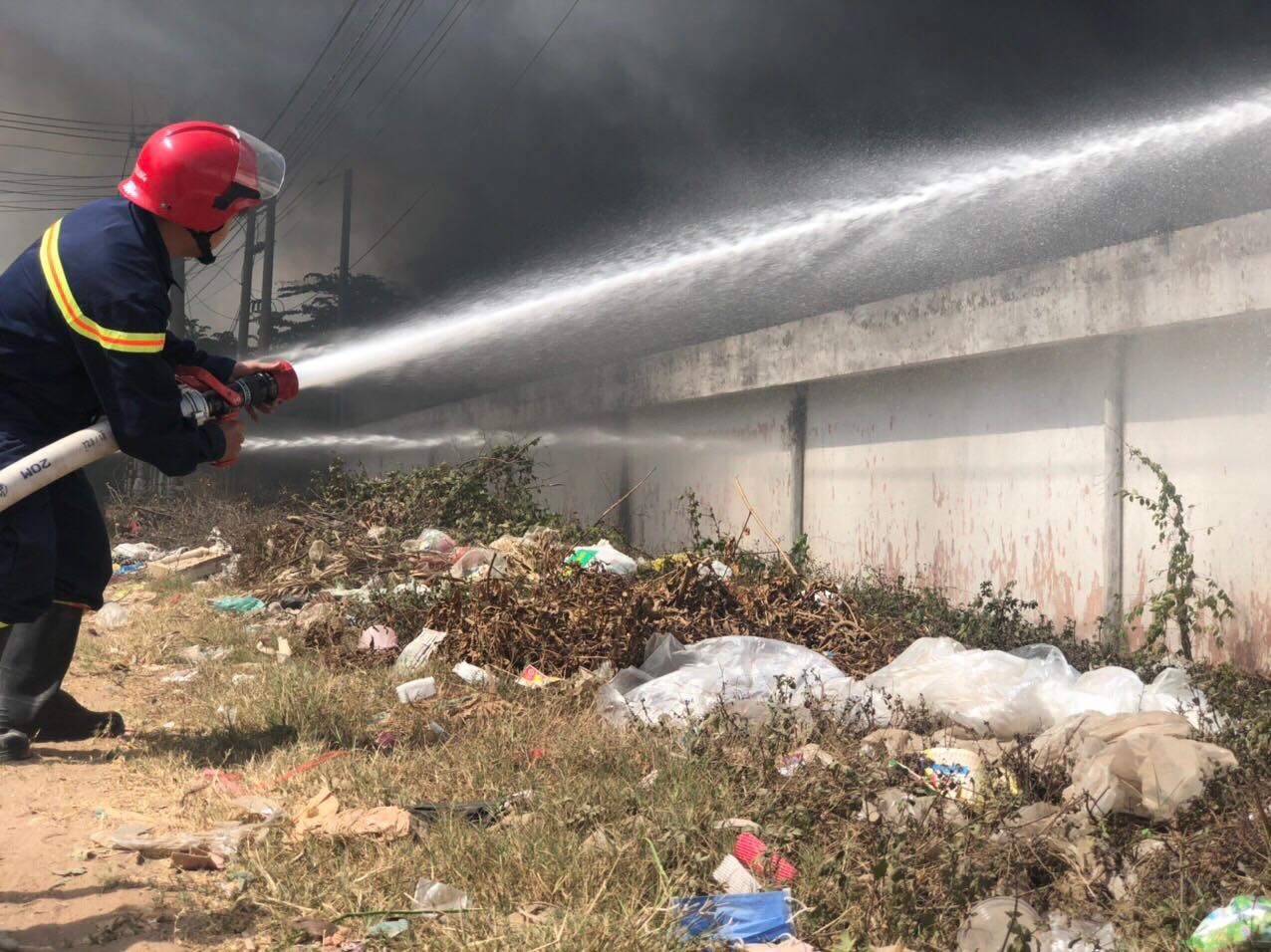 chay,  chay lon,  chay o binh duong,  chua chay anh 2