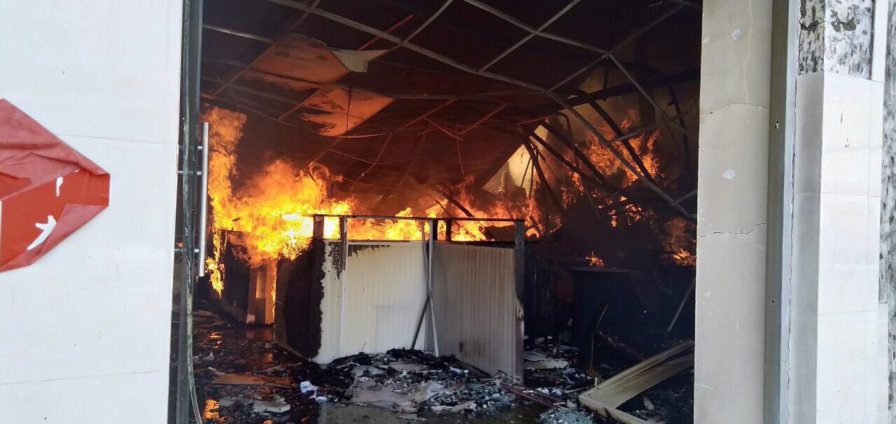 Cong ty go boc chay ngun ngut sau tieng no lon hinh anh