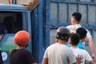 Thanh nien 18 tuoi mang ma tau di giai quyet mau thuan cua me hinh anh