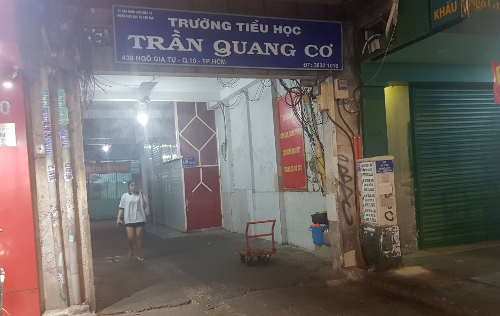 Pho hieu truong nhap vien vi can phu huynh danh nhau hinh anh