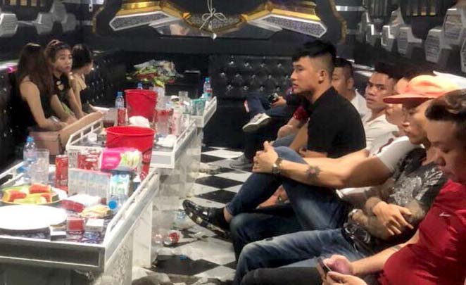 20 nam nu phe ma tuy trong quan karaoke hinh anh