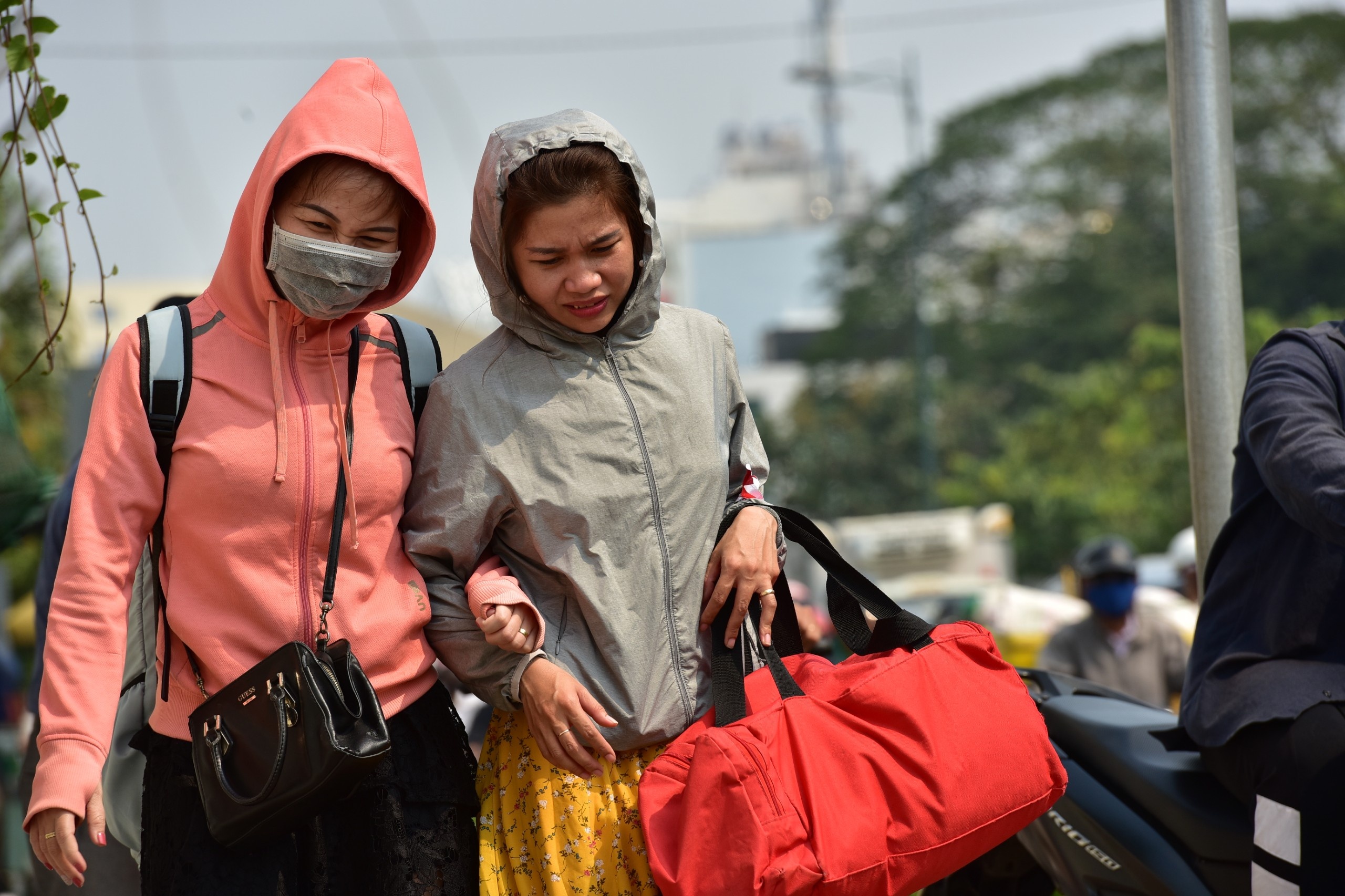 Duong vao Tan Son Nhat ket cung, nhieu nguoi chay bo vao san bay hinh anh