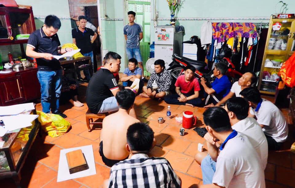 Thanh nien 25 tuoi mo song bac tai nha hinh anh