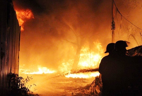 Xuong co khi o Binh Duong boc chay hinh anh