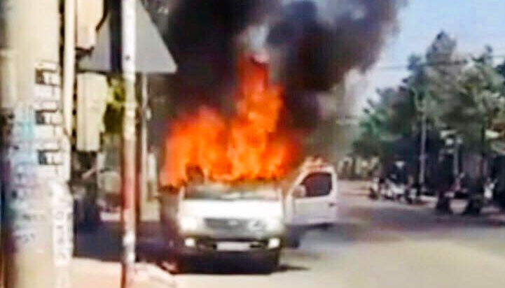 Tai xe thoat khoi oto boc chay ngun ngut hinh anh