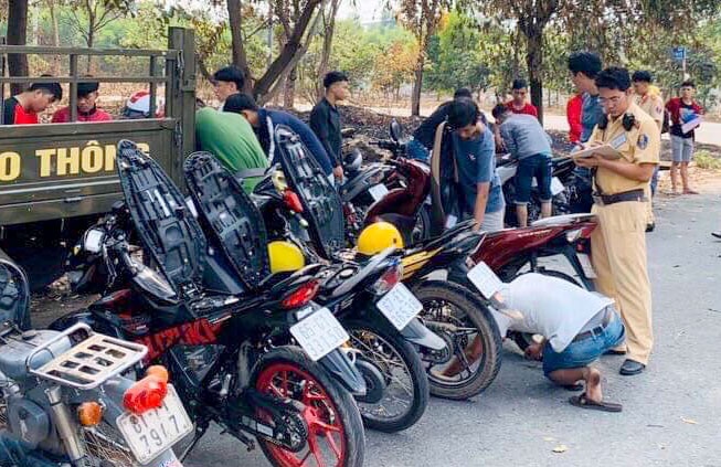 bat nhom thanh nien dua xe anh 1