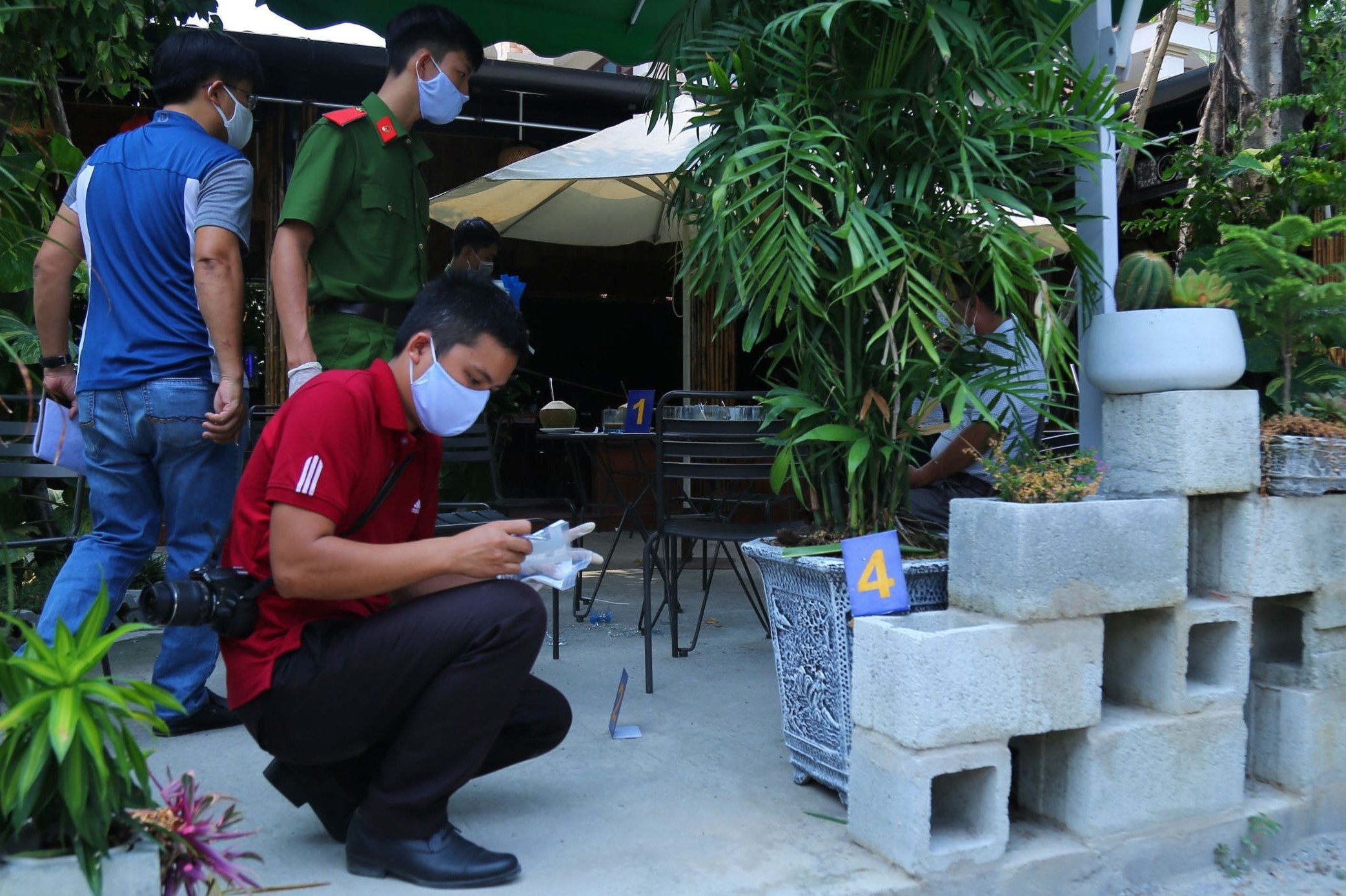 Nhan chung ke phut no sung trong quan ca phe hinh anh