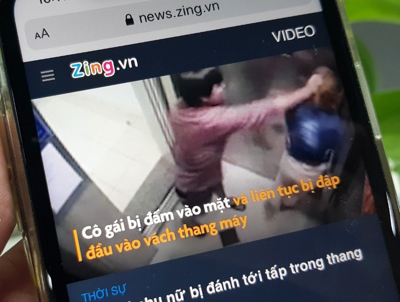 Nguoi dan ong khai nguyen nhan danh ban gai trong thang may hinh anh