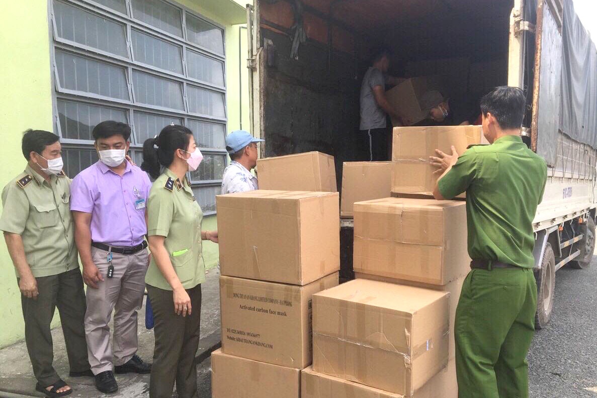 Thu giu 142.000 khau trang khong ro nguon goc hinh anh