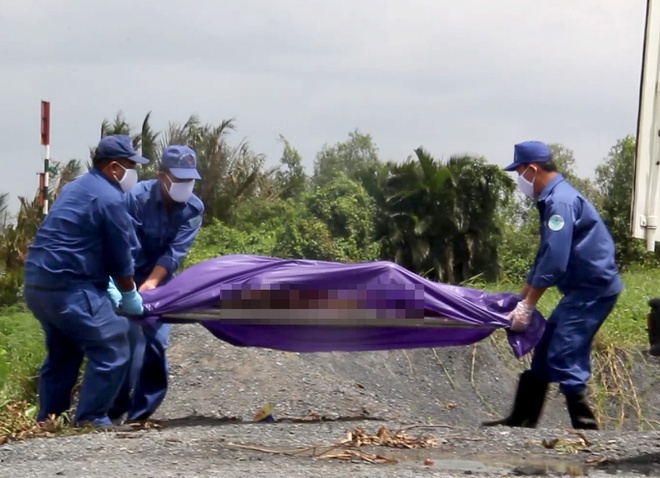 Hai thi the nam gioi noi tren song Sai Gon hinh anh