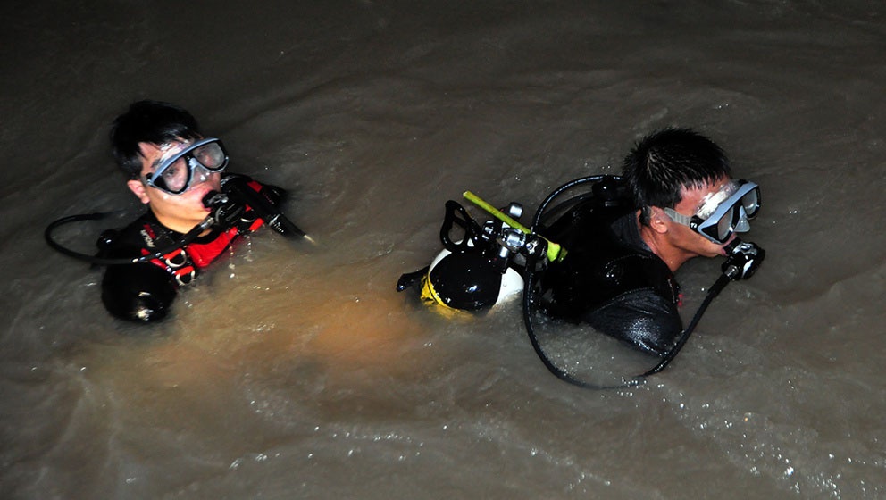 Hai be trai duoi nuoc khi tam song Sai Gon hinh anh