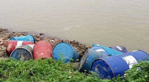 Hang chuc thung phuy nghi chua hoa chat bi do xuong song Hong hinh anh