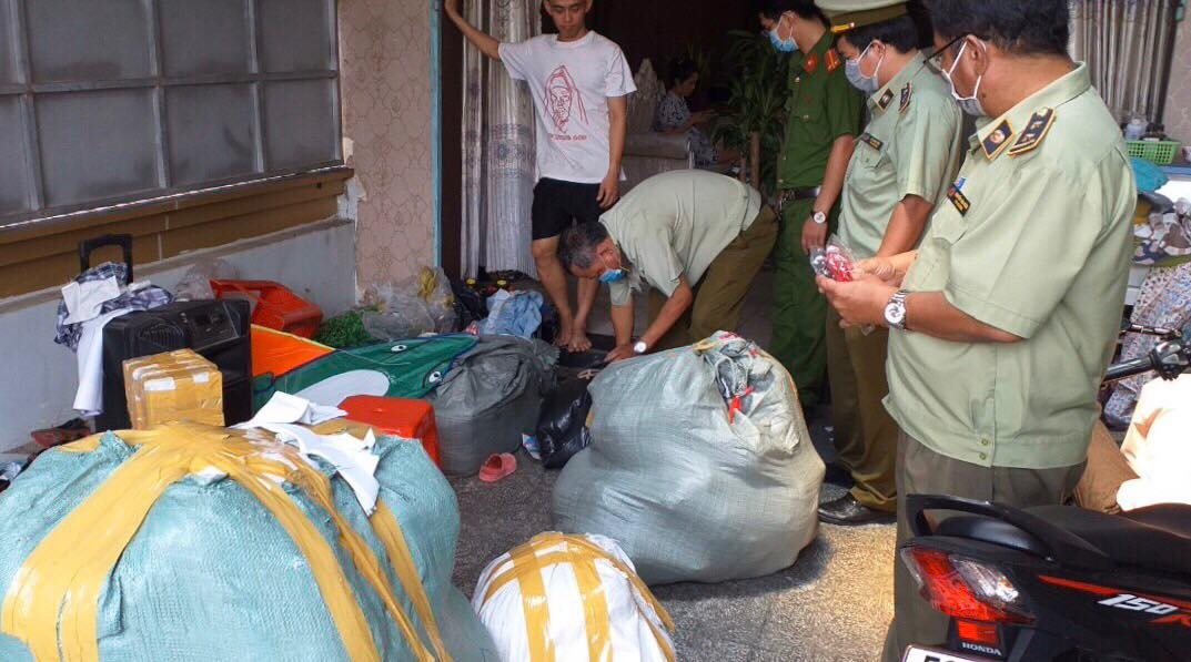 Xuat lau 250.000 khau trang sang Campuchia anh 2