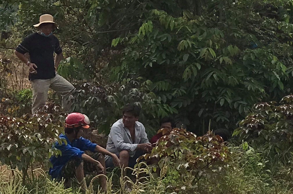 Nguoi dan ong nam chet trong bui ram hinh anh