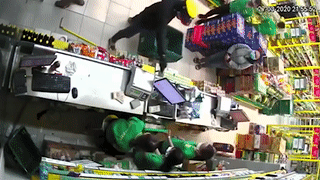 Giay phut cuop cam sung khong che nhan vien Bach Hoa Xanh hinh anh