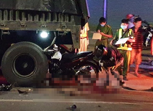 Hai nguoi tu vong sau cu tong xe dau keo hinh anh