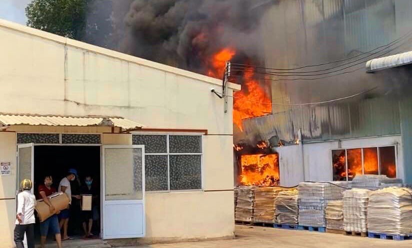 Cong ty gom su o Binh Duong boc chay ngun ngut hinh anh