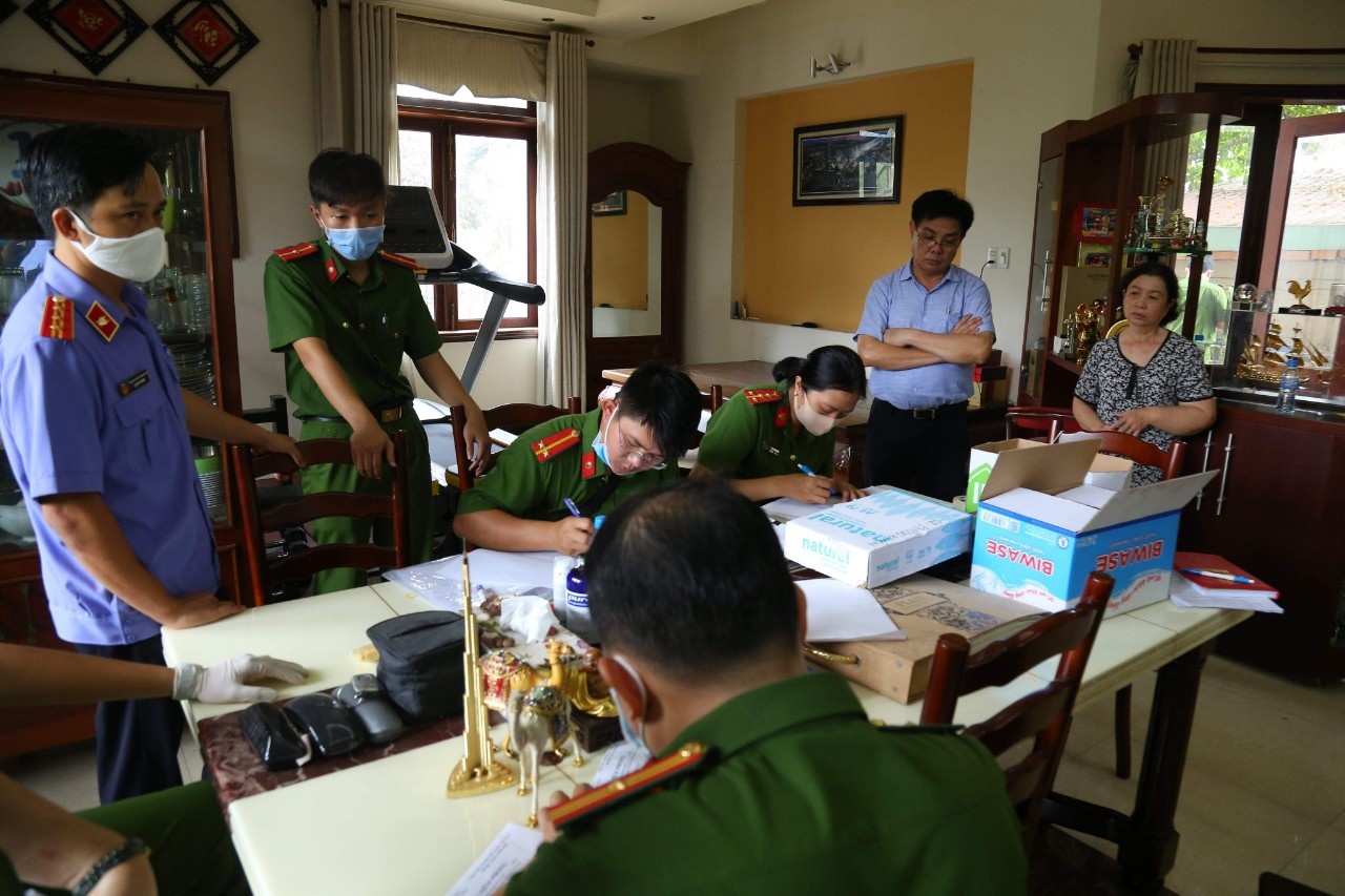 bắt 3 lãnh đạo công ty ở bình dương ảnh 1 bat 3 lanh dao cong ty o binh duong anh 1