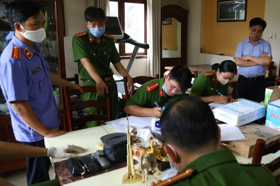 Khoi to 3 lanh dao cong ty thuoc Tinh uy Binh Duong hinh anh