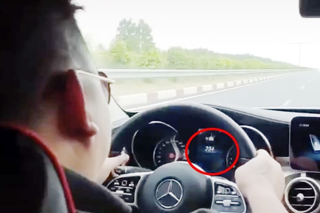 Lam ro tai xe Mercedes chay 234 km/h o cao toc Long Thanh - Dau Giay hinh anh