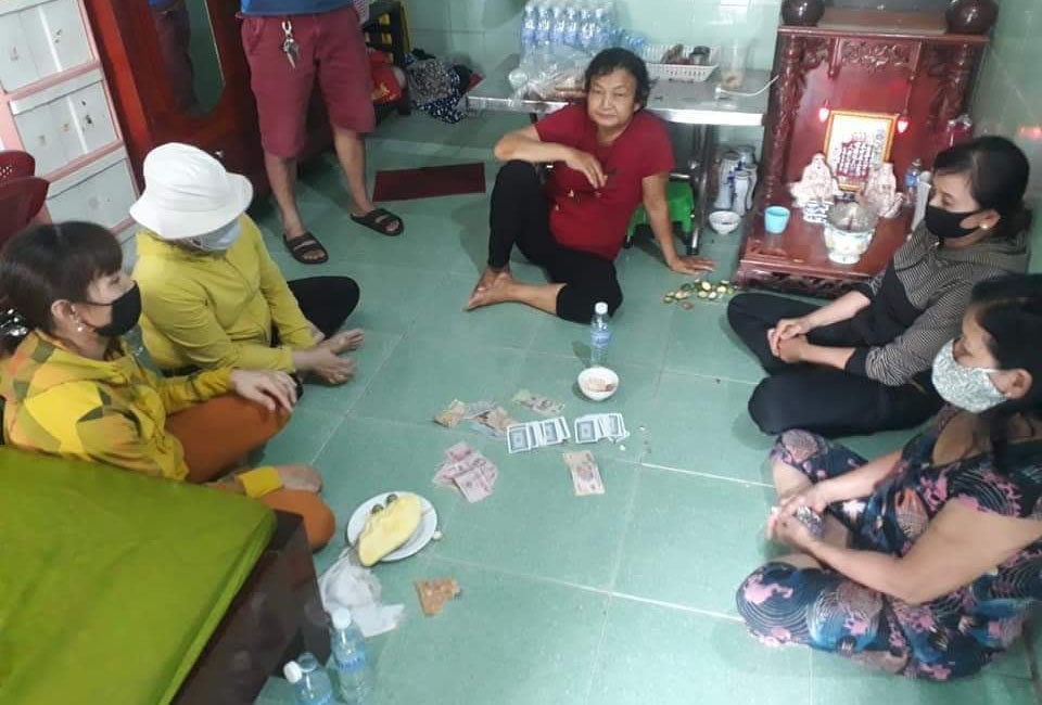 đánh bạc giữa mùa dịch covid-19 ảnh 1 danh bac giua mua dich covid-19 anh 1