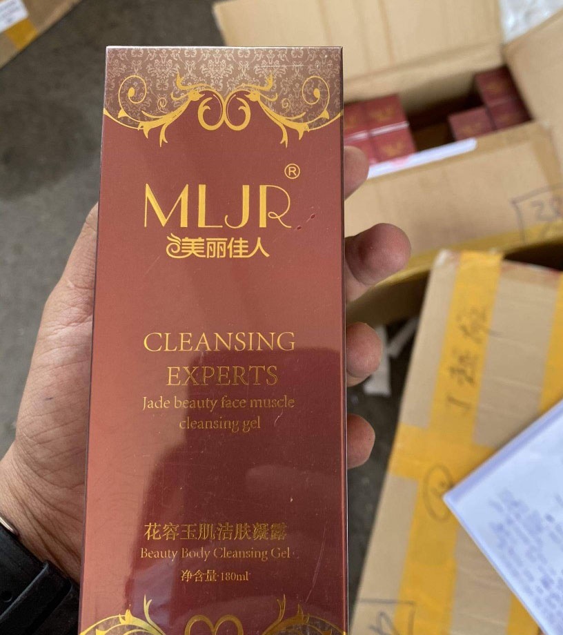 Lo my pham cua hoa hau anh 1