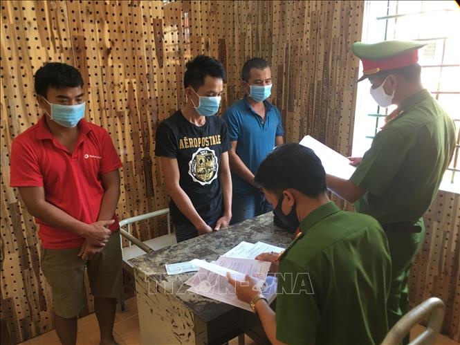khởi tố nhóm đánh bài bằng kẹo ảnh 1 khoi to nhom danh bai bang keo anh 1