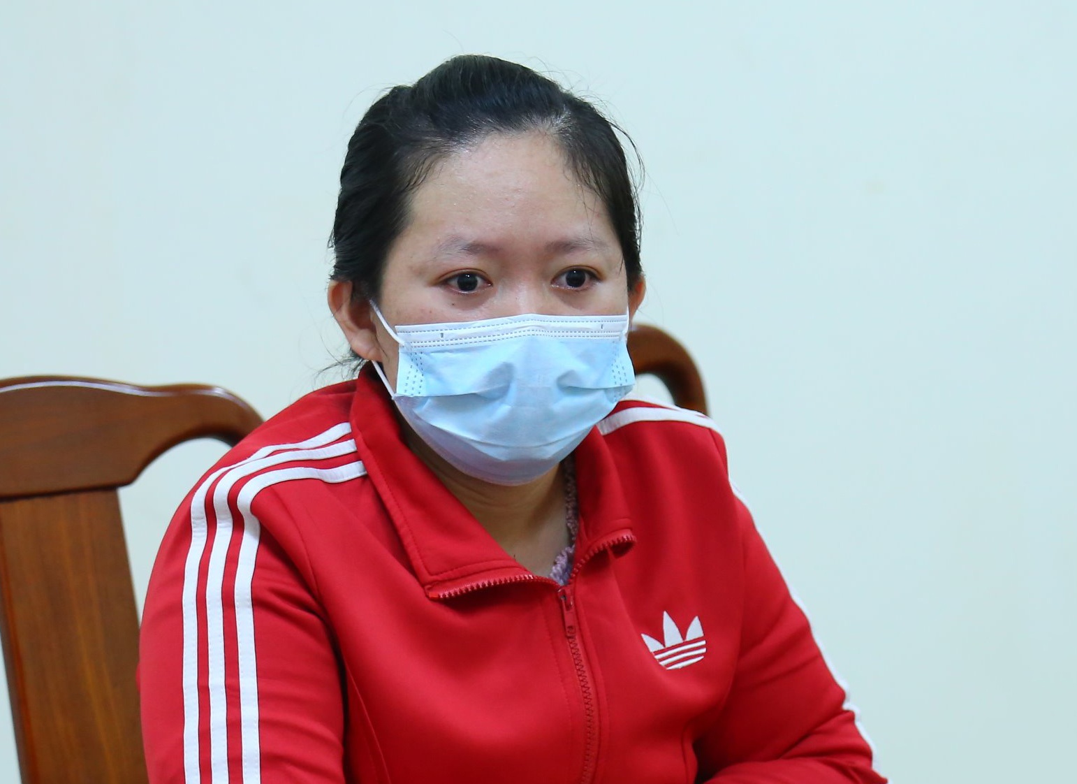 Nguoi phu nu thu mua so bao hiem xa hoi bi xu phat hinh anh