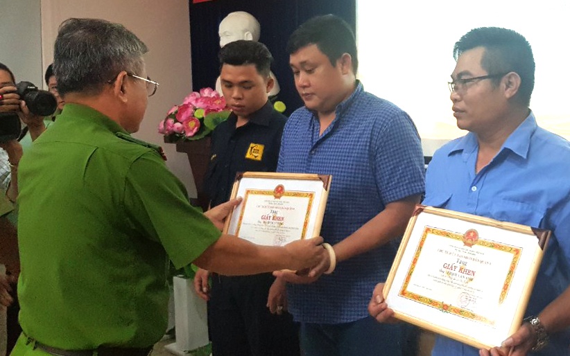 Khen thuong 3 nguoi dan bat 2 ke cuop chich dien tieu thuong hinh anh