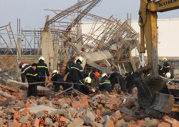 Khoanh khac buc tuong do sap de chet 10 nguoi o Dong Nai hinh anh