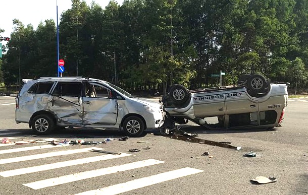 Hai oto tong nhau, lat giua duong lam 7 nguoi bi thuong hinh anh