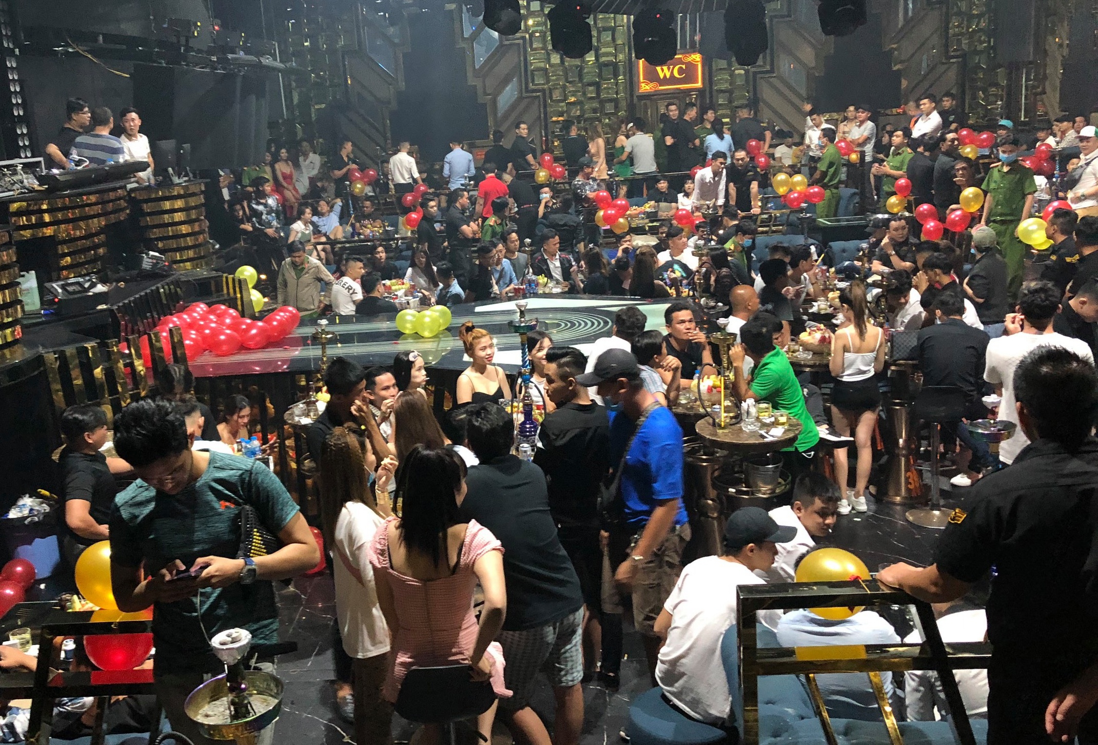 56 nguoi duong tinh voi ma tuy trong quan bar o TP.HCM hinh anh