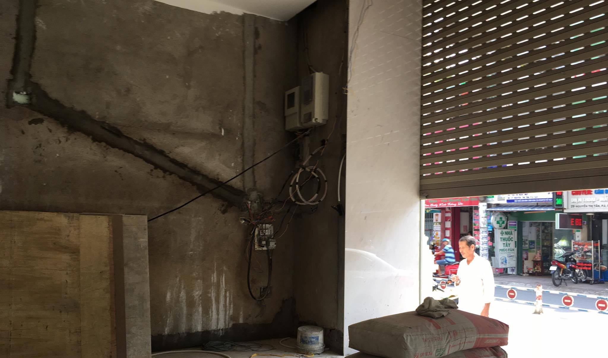 Nguoi dan ong bi dien giat tu vong o TP.HCM hinh anh