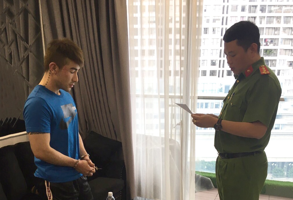 Luc Trieu Vy nga gia voi hoa hau ban dam anh 1