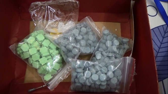 Hai nhom nam, nu phe ma tuy trong cung toa nha o TP.HCM hinh anh