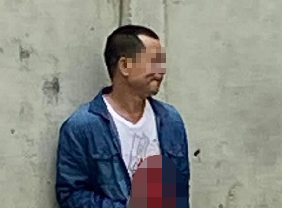 Nguoi dan ong o TP.HCM tu dam dao vao bung hinh anh